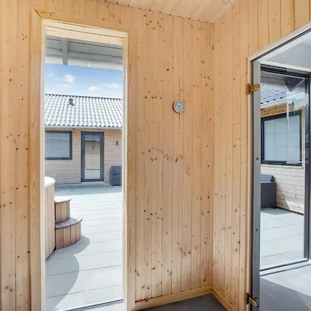 Dom wakacyjny In Hvide Sande With Sauna Bjerregård